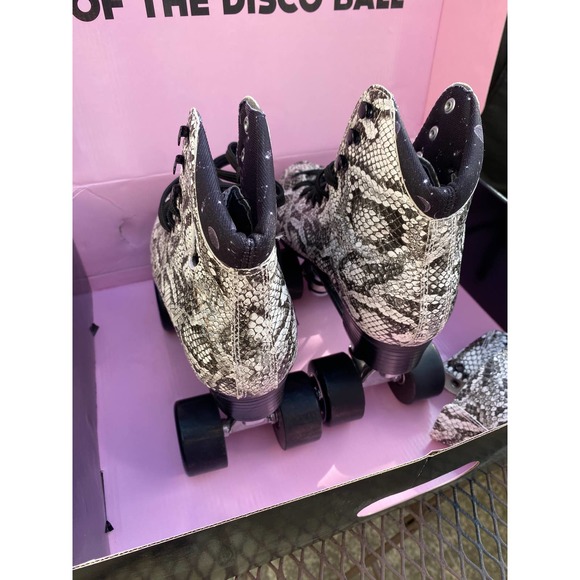 SOLD Moonlight Roller Charmer Skates Black & White Faux Snakeskin Leather SIZE 7 - Picture 6 of 16
